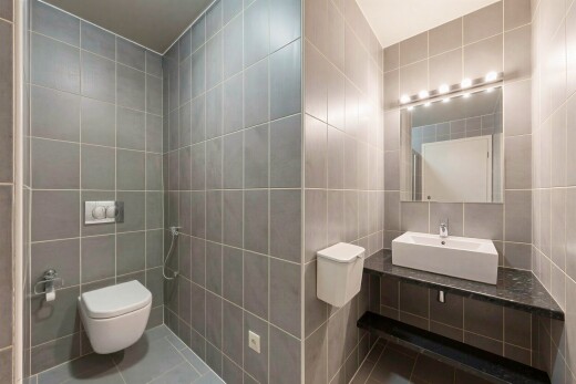 salle de bains avec tile wall, mur en carrelage, évier, miroir, et tile floor