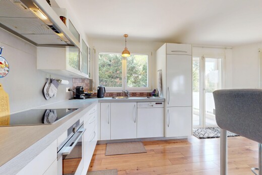 cuisine avec hotte, white cabinets, armoires blanches, four, et sol en finition bois