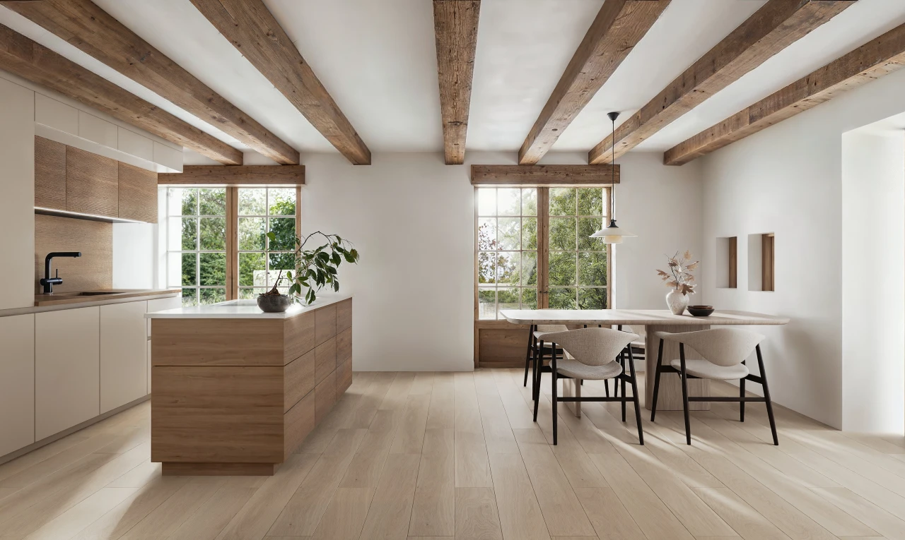 salle à manger avec sol en finition bois, cloison sèche, évier, et lumière naturelle