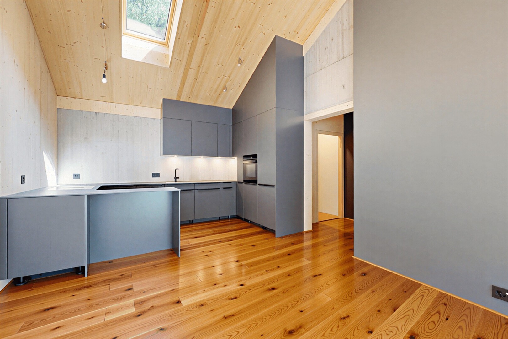küche mit dachfenster, gray cabinets, graue schränke, high ceiling, und vaulted ceiling