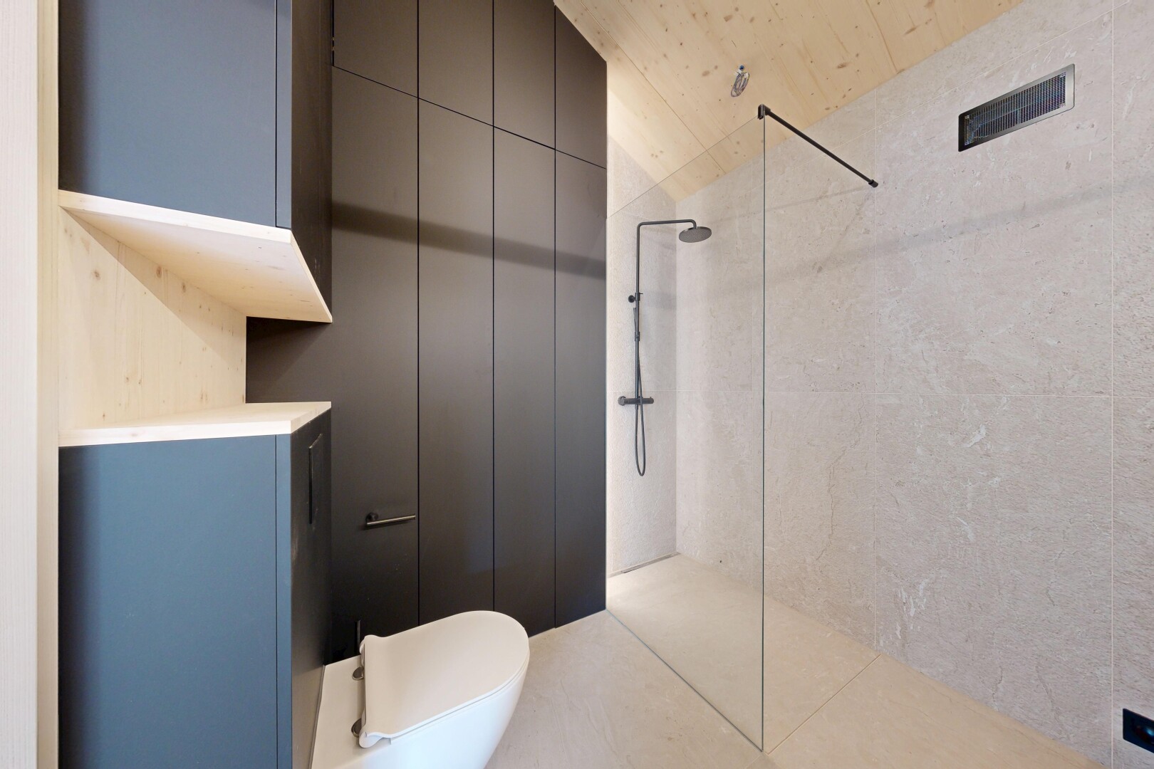 bad mit komplettes badezimmer, dusche, und inside property