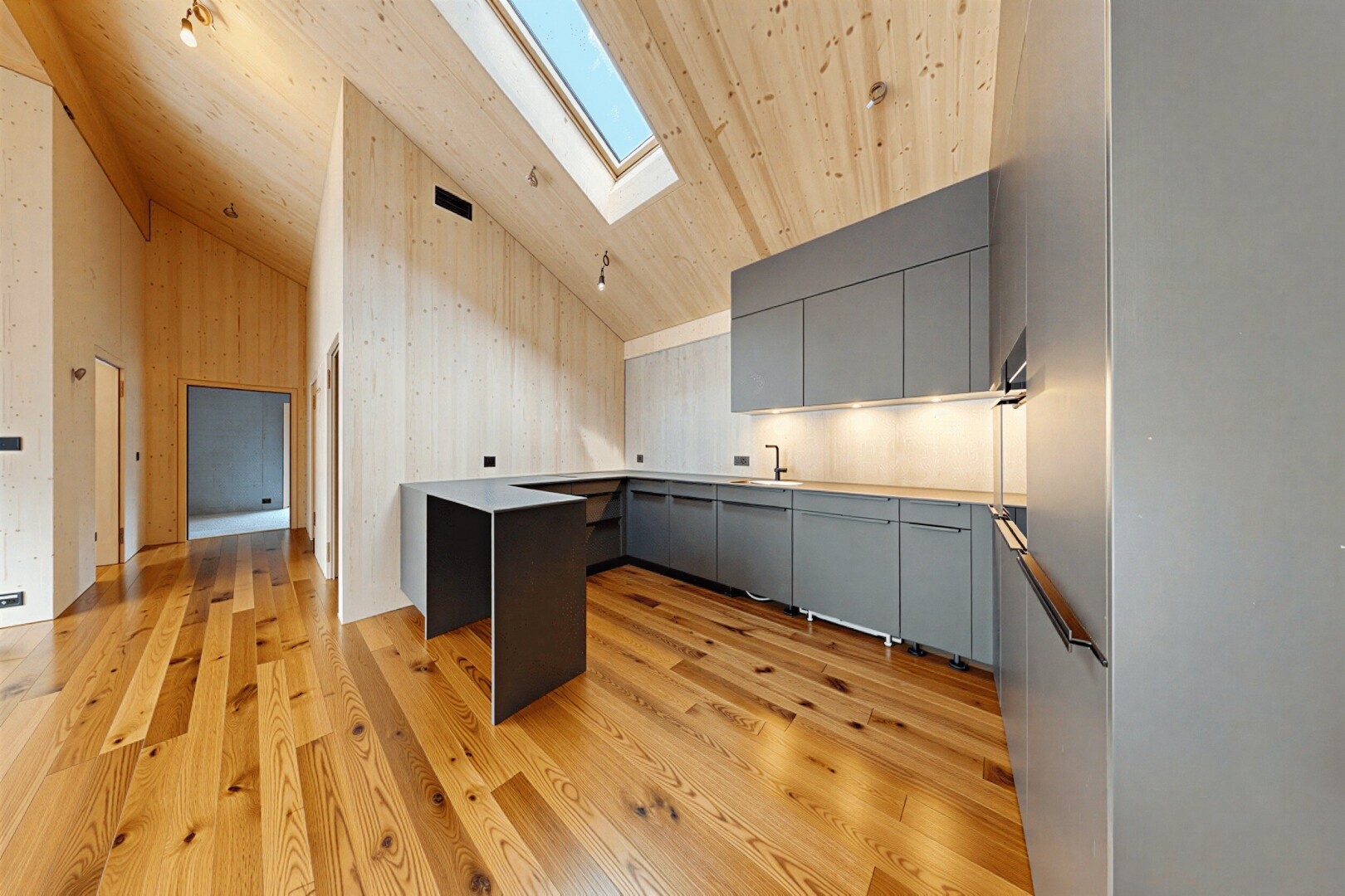 küche mit dachfenster, vaulted ceiling, dachschräge, gray cabinets, und graue schränke