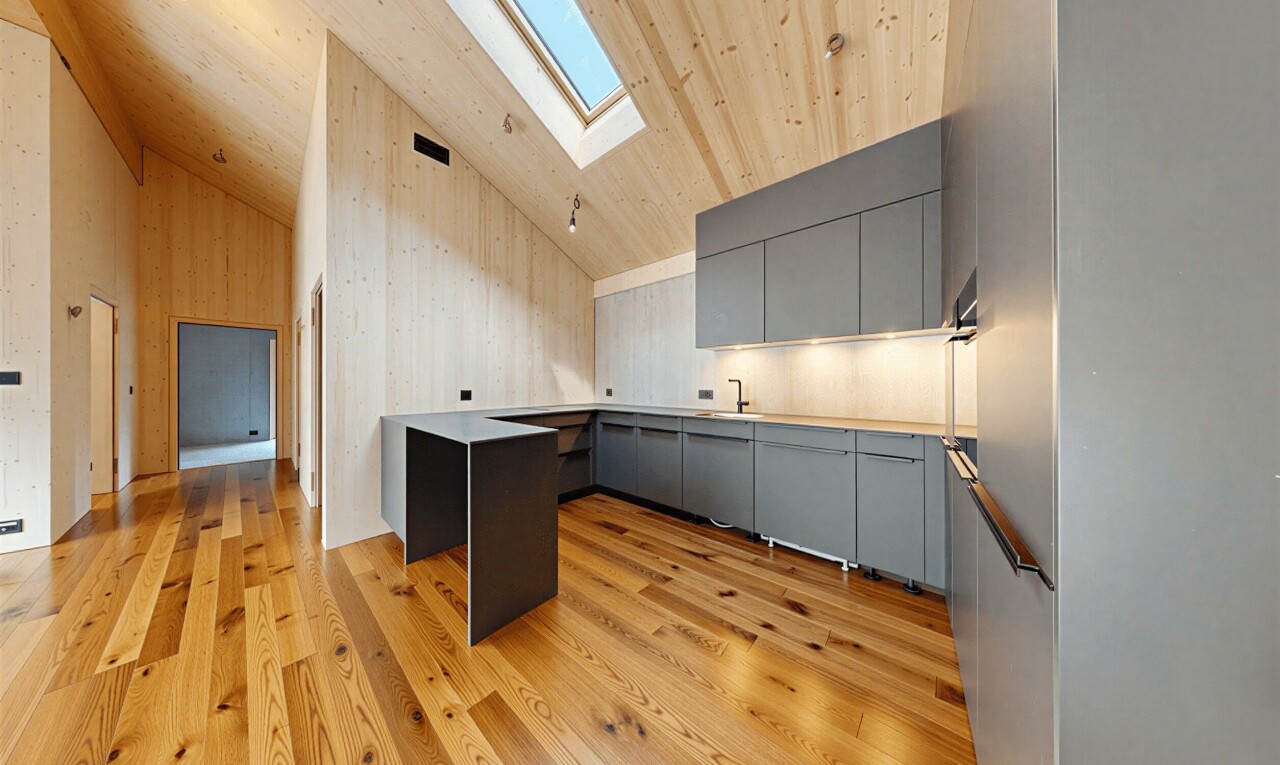 küche mit dachfenster, vaulted ceiling, dachschräge, gray cabinets, und graue schränke