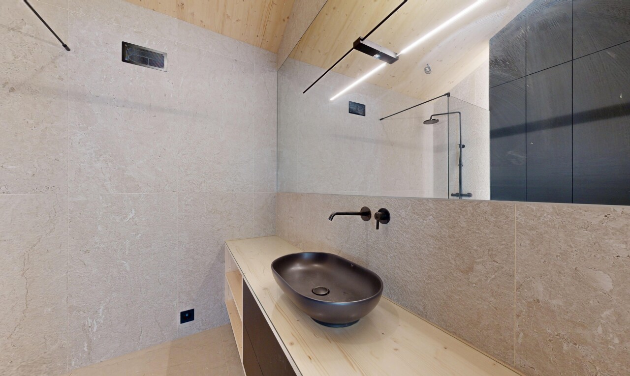 bad mit tile wall, fliesenwand, waschbecken, dusche, und schminktisch