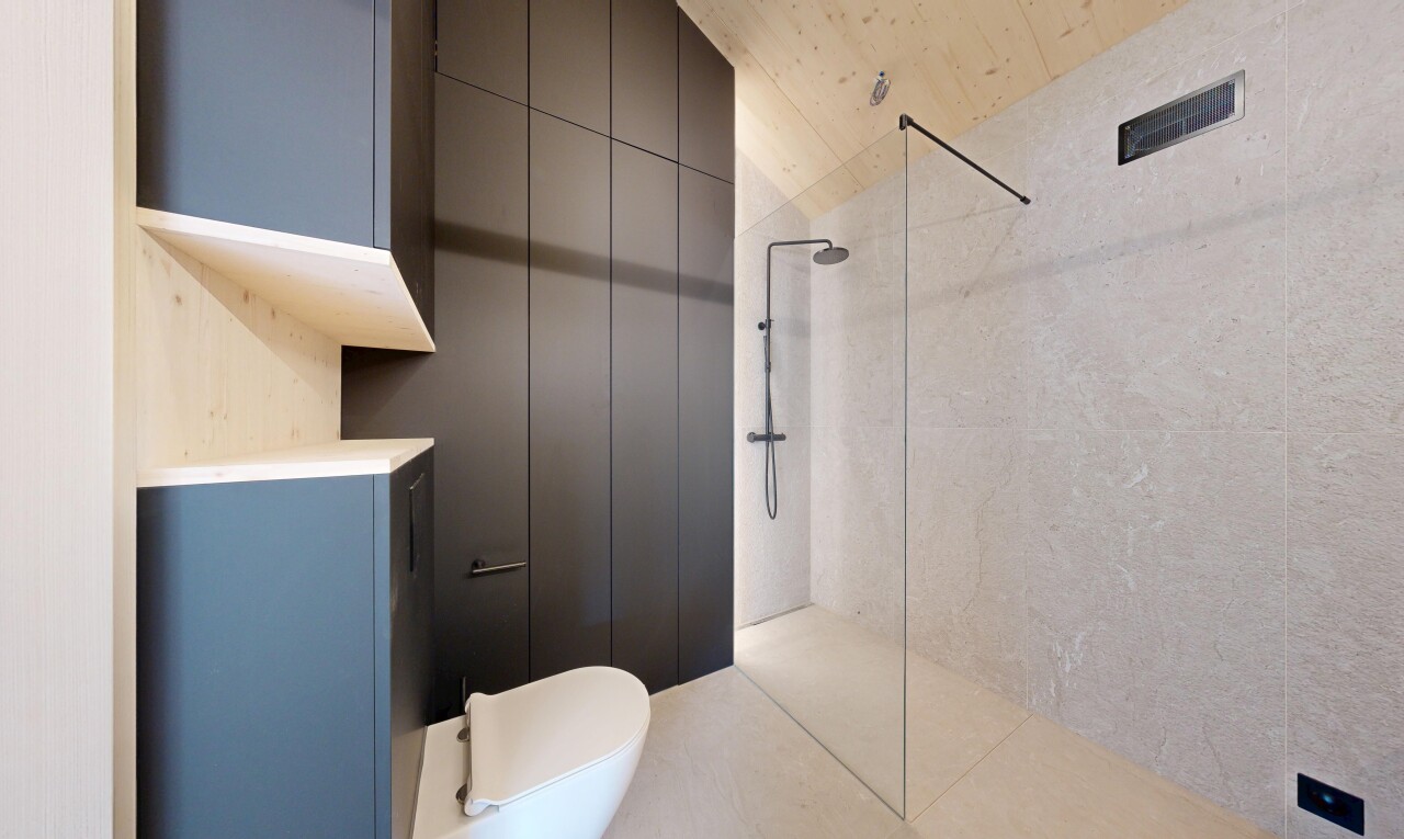 bad mit komplettes badezimmer, dusche, und inside property