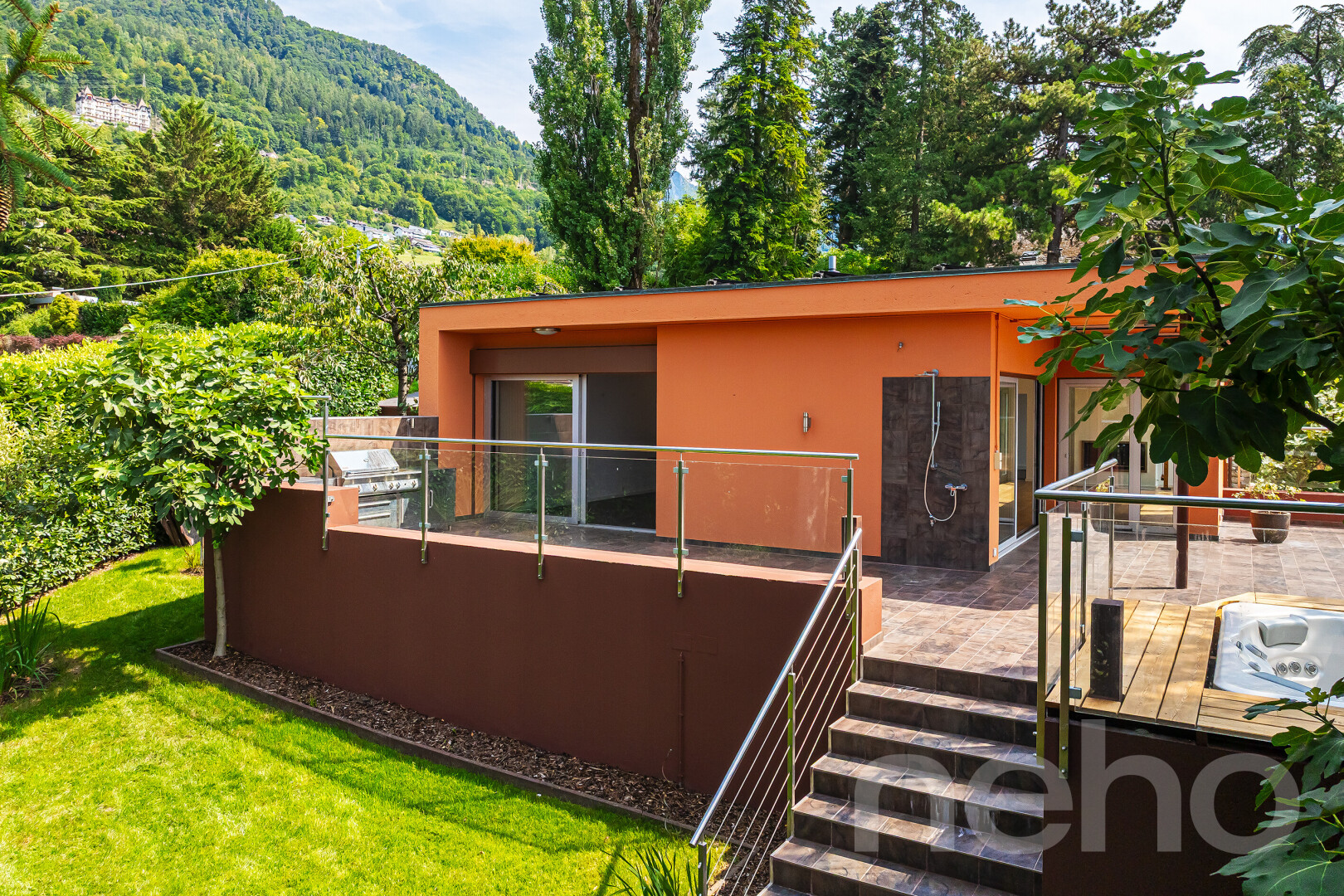 façade avec terrasse, bardage en stuc, property visible, day time, et vue sur la montagne