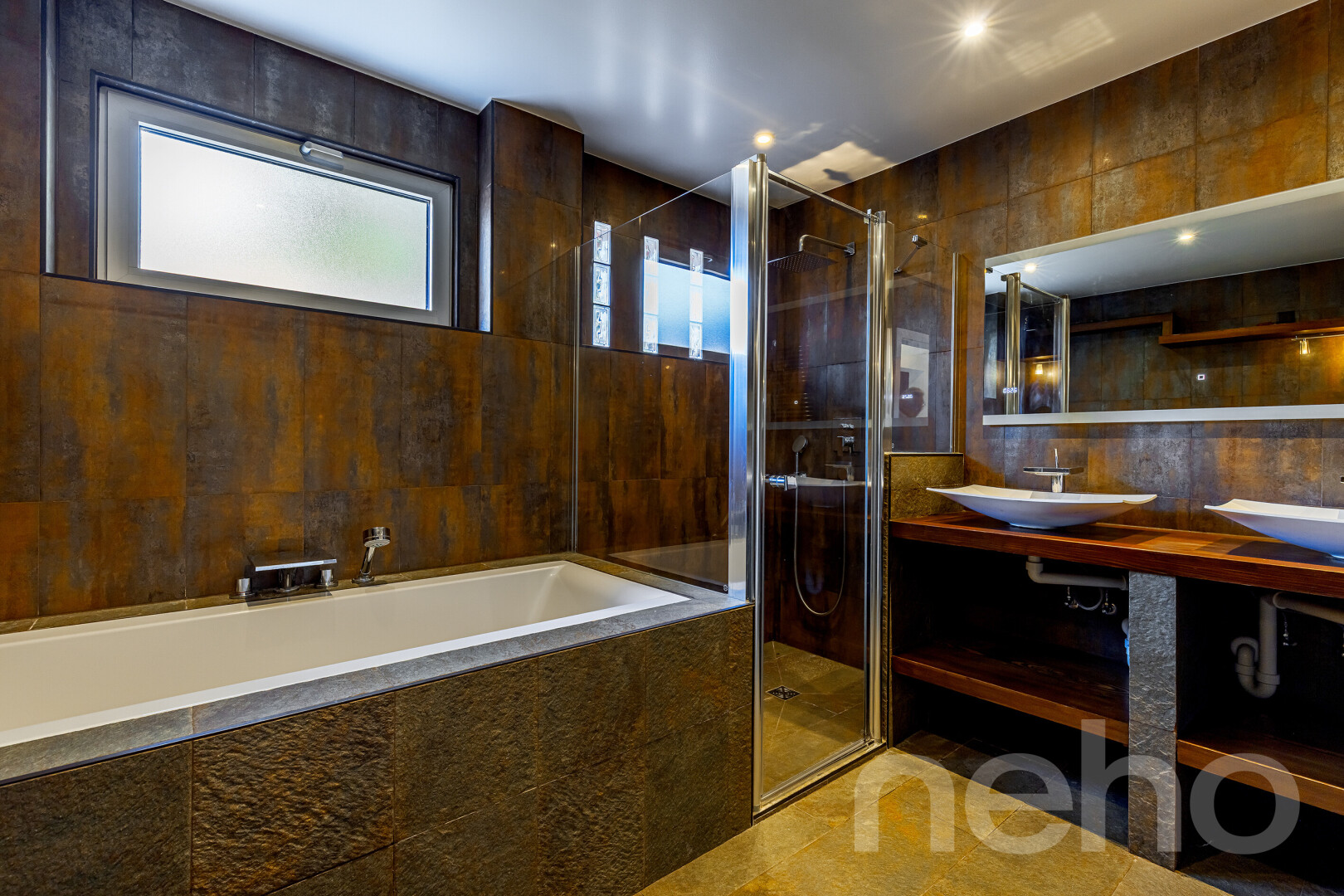 salle de bains avec tile tub, douche, lumière naturelle, natural light, et tile shower