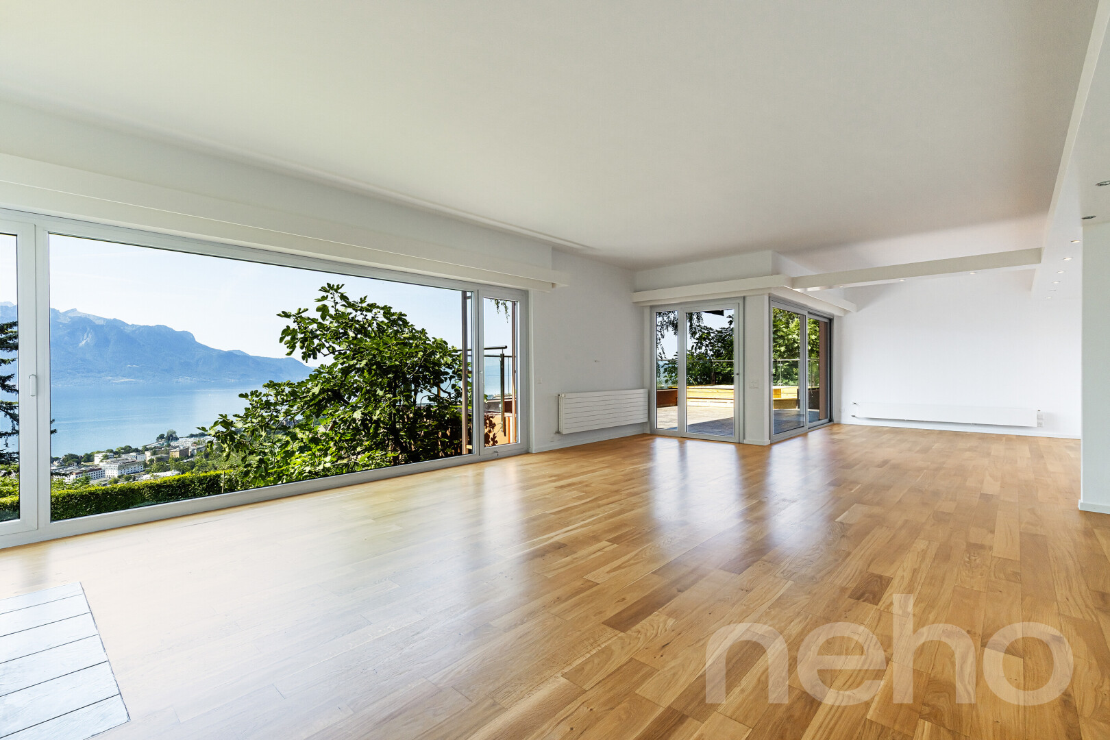 pièce vide avec sol en finition bois, wood finish floor, inside property, lumière naturelle, et natural light