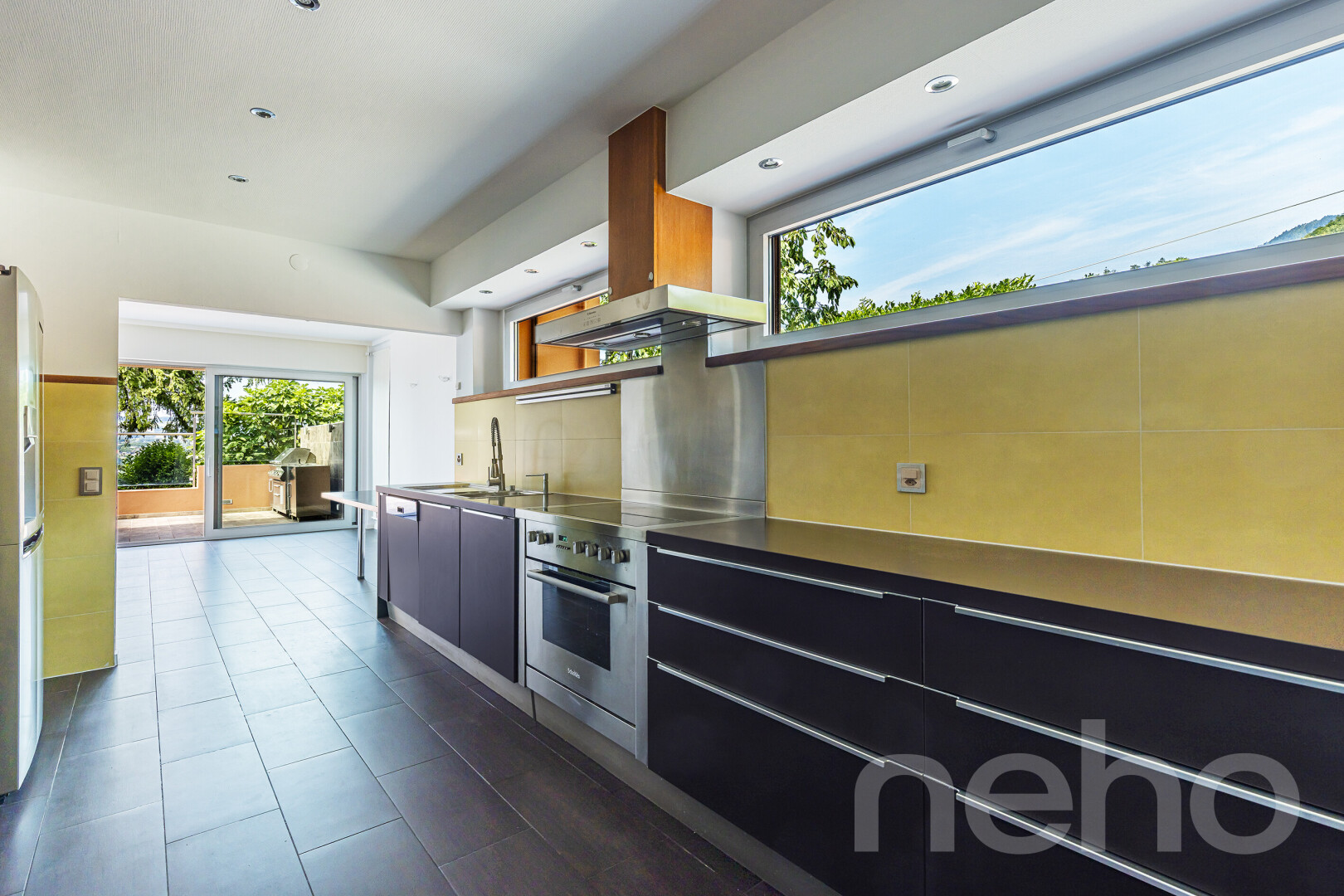 cuisine avec natural light, lumière naturelle, armoires noires, armoires à panneau plat, et inside property