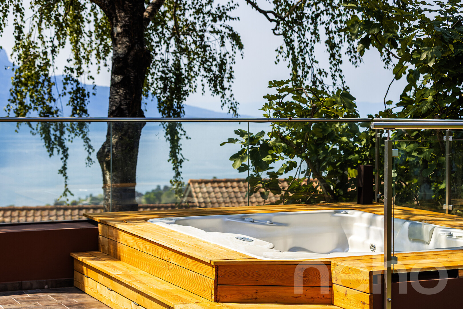 terrasse avec bain à remous