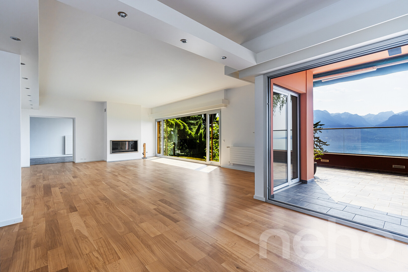 pièce vide avec inside property, wood finish floor, sol en finition bois, natural light, et lumière naturelle