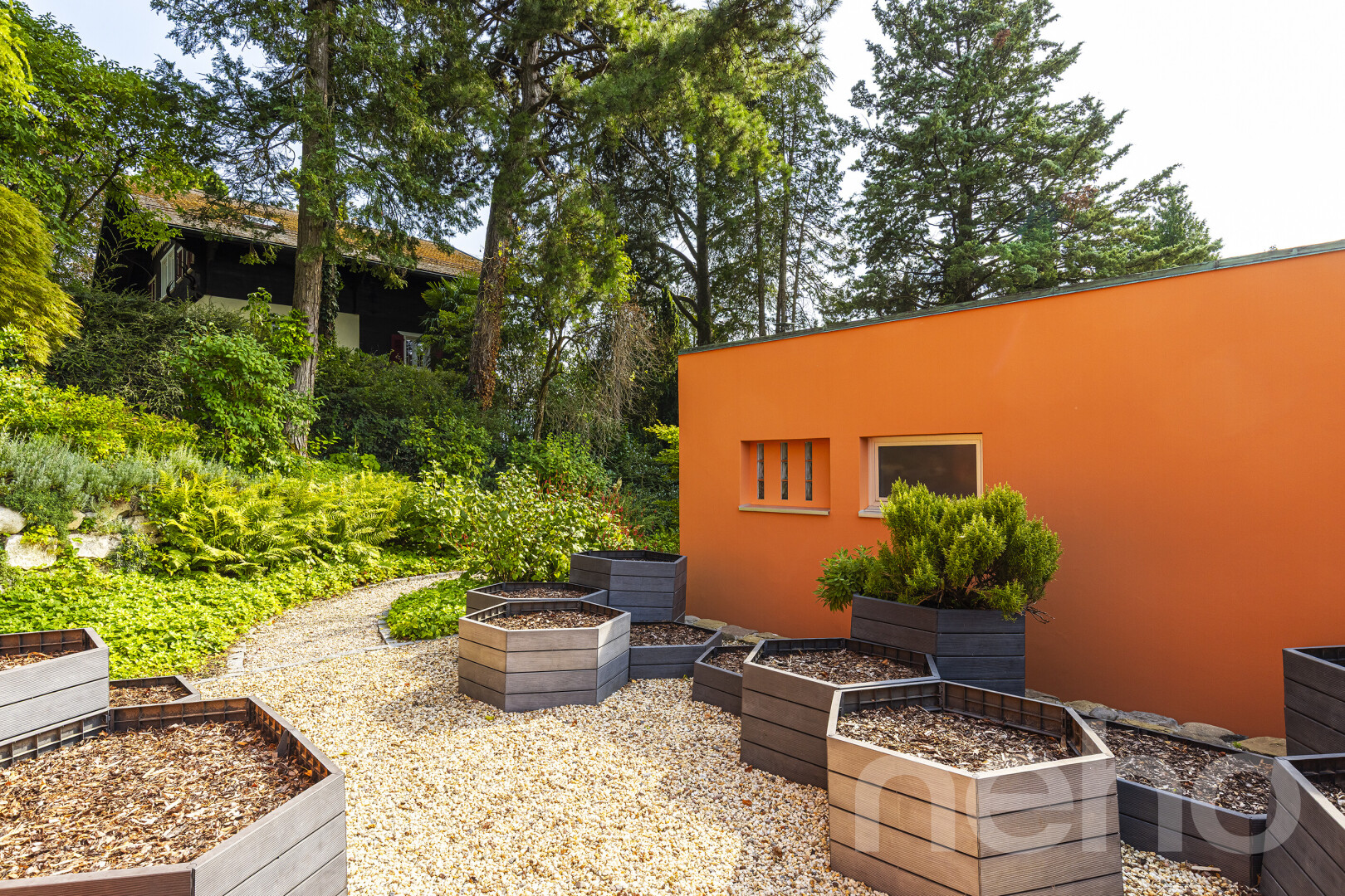 jardin avec jardin et property visible