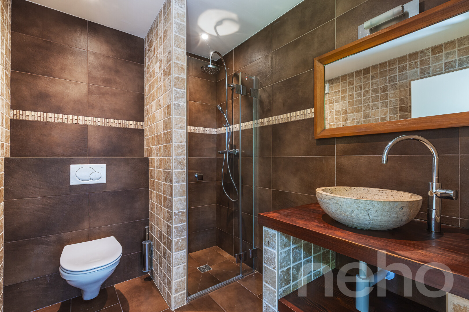 salle de bains avec mur en carrelage, tile wall, inside property, douche, et salle de bain complète
