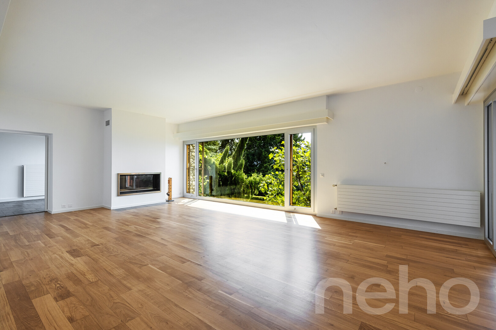pièce vide avec natural light, lumière naturelle, wood finish floor, sol en finition bois, et inside property