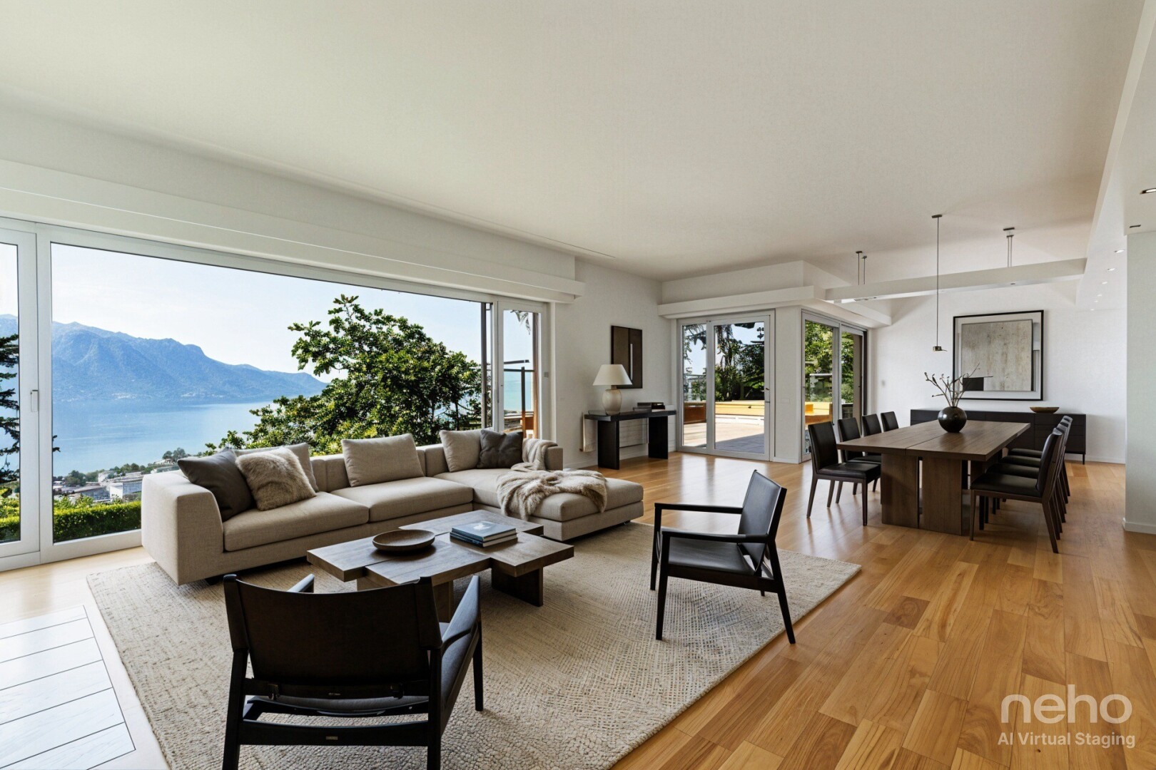 pièce vide avec sol en finition bois, wood finish floor, inside property, lumière naturelle, et natural light