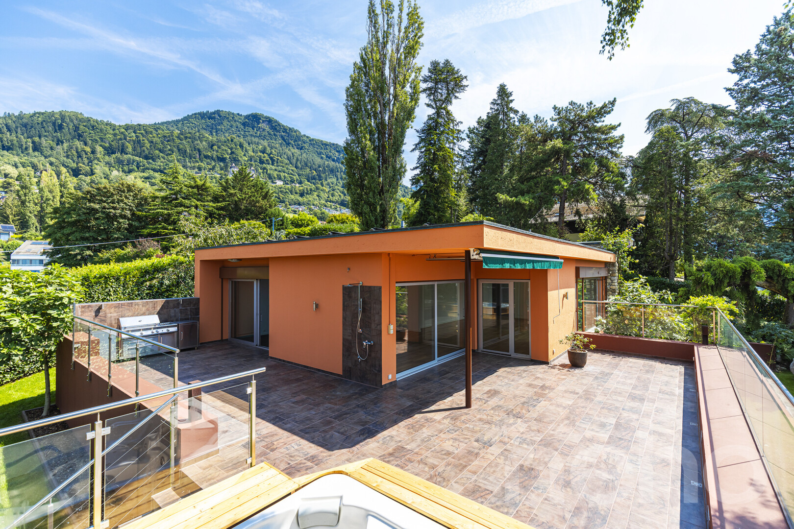 façade avec vue sur la montagne, mountain view, property visible, day time, et vue sur la forêt