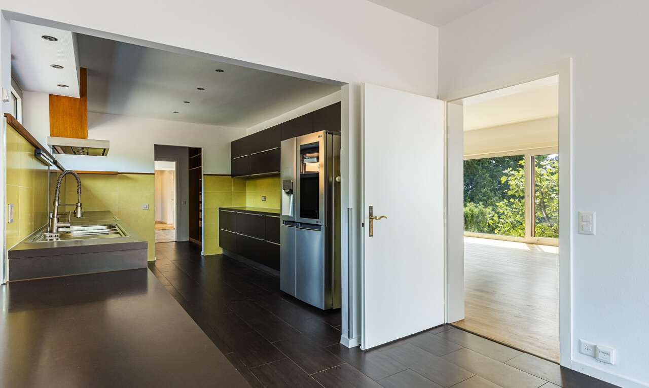 küche mit wood finish floor, holzfußboden, kühlschrank, natural light, und natürliches licht