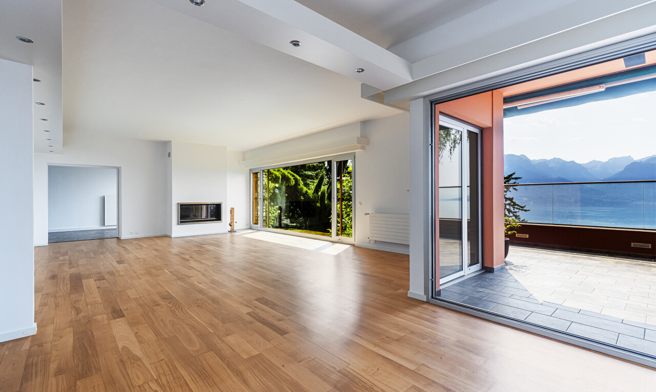 leerer raum mit inside property, wood finish floor, holzfußboden, natural light, und natürliches licht