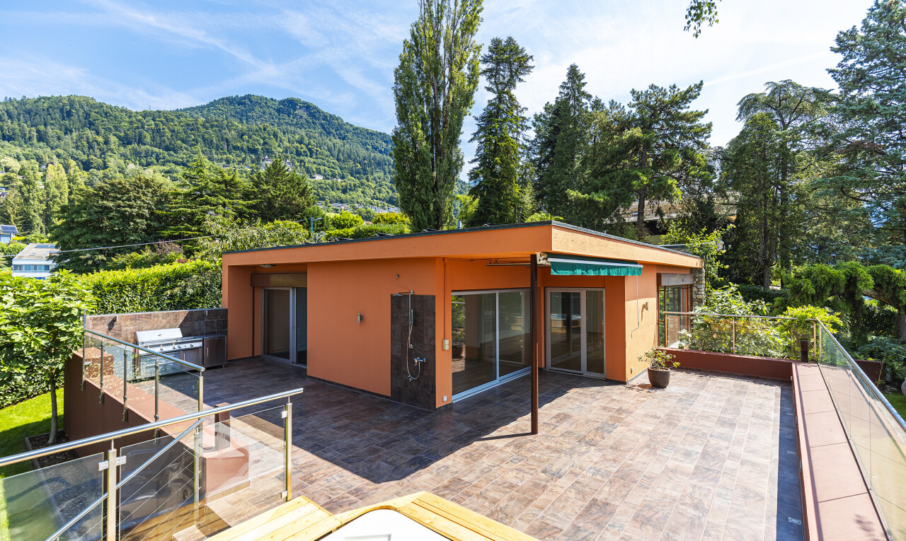 façade avec vue sur la montagne, mountain view, property visible, day time, et vue sur la forêt