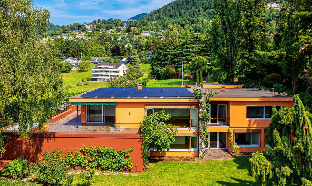 außenansicht mit day time, stuckverkleidung, mountain view, blick auf die berge, und rasen