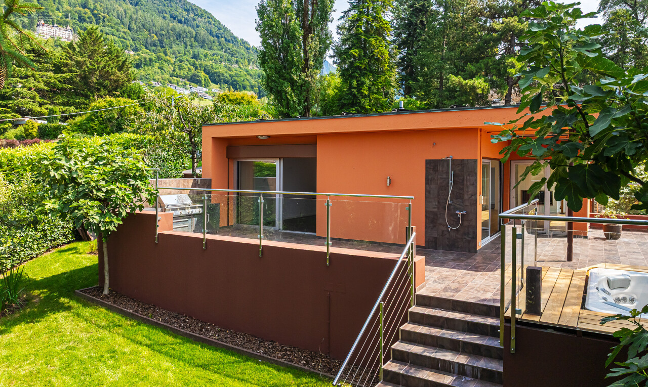 façade avec terrasse, bardage en stuc, property visible, day time, et vue sur la montagne
