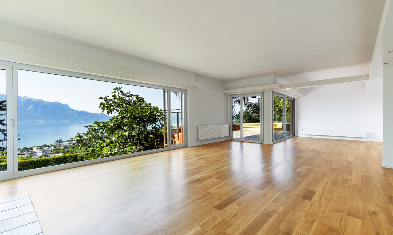 pièce vide avec sol en finition bois, wood finish floor, inside property, lumière naturelle, et natural light