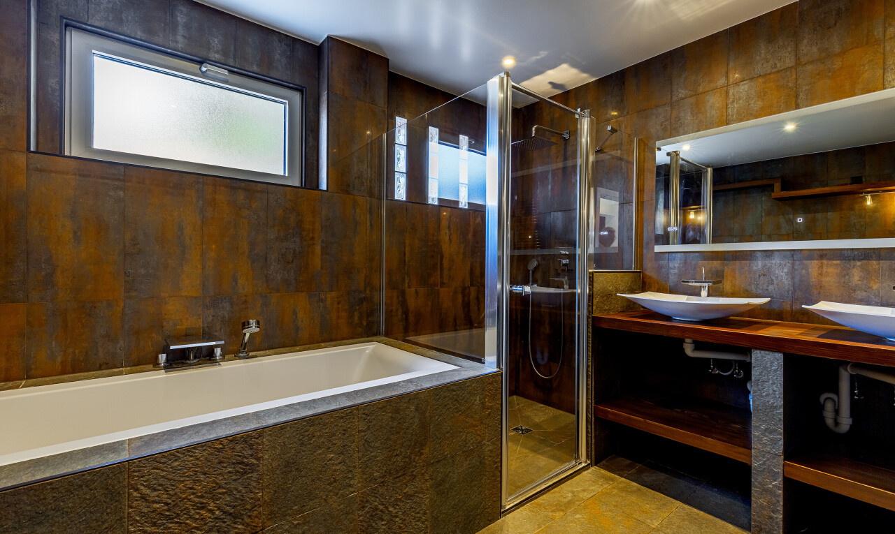salle de bains avec tile tub, douche, lumière naturelle, natural light, et tile shower