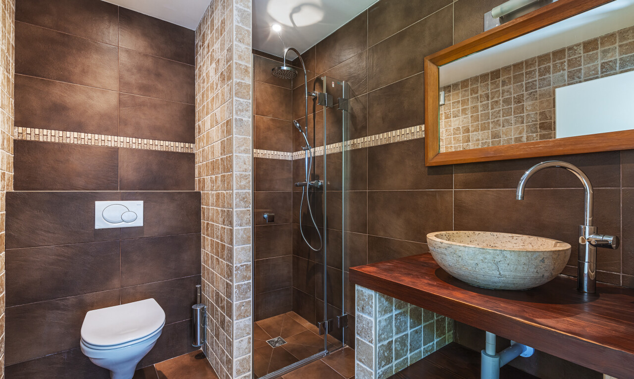 salle de bains avec mur en carrelage, tile wall, inside property, douche, et salle de bain complète