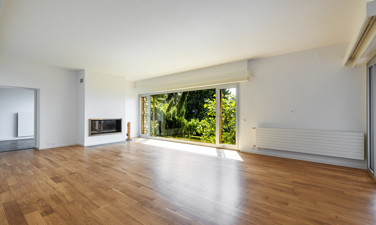 pièce vide avec natural light, lumière naturelle, wood finish floor, sol en finition bois, et inside property