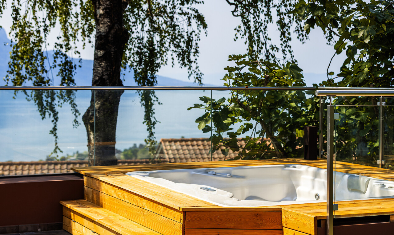 terrasse avec bain à remous