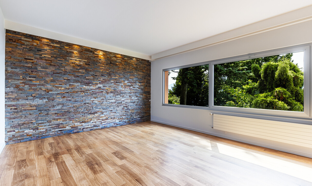pièce vide avec mur en pierre, stone wall, inside property, lumière naturelle, et natural light