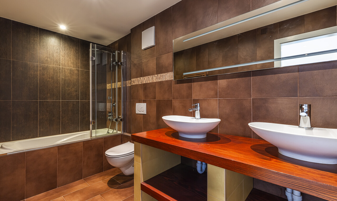 salle de bains avec salle de bain complète, douche-bain combinés, tile shower, inside property, et évier