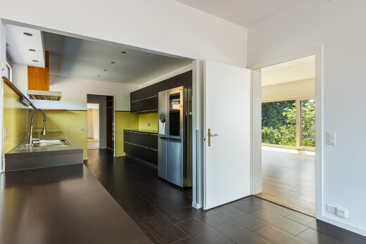 cuisine avec wood finish floor, sol en finition bois, réfrigérateur, natural light, et lumière naturelle