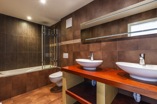 salle de bains avec salle de bain complète, douche-bain combinés, tile shower, inside property, et évier