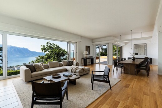 pièce vide avec sol en finition bois, wood finish floor, inside property, lumière naturelle, et natural light