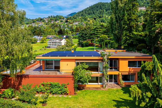 façade avec day time, bardage en stuc, mountain view, vue sur la montagne, et pelouse