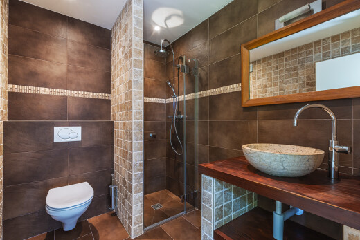 salle de bains avec mur en carrelage, tile wall, inside property, douche, et salle de bain complète