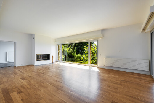 pièce vide avec natural light, lumière naturelle, wood finish floor, sol en finition bois, et inside property