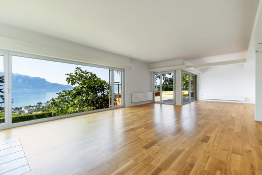 pièce vide avec sol en finition bois, wood finish floor, inside property, lumière naturelle, et natural light