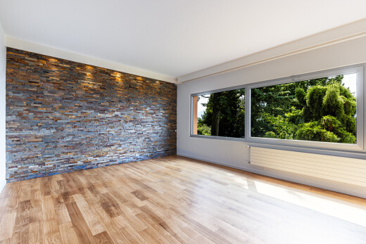 pièce vide avec mur en pierre, stone wall, inside property, lumière naturelle, et natural light