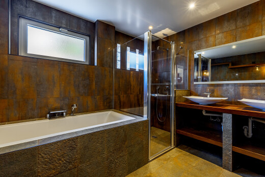 salle de bains avec tile tub, douche, lumière naturelle, natural light, et tile shower