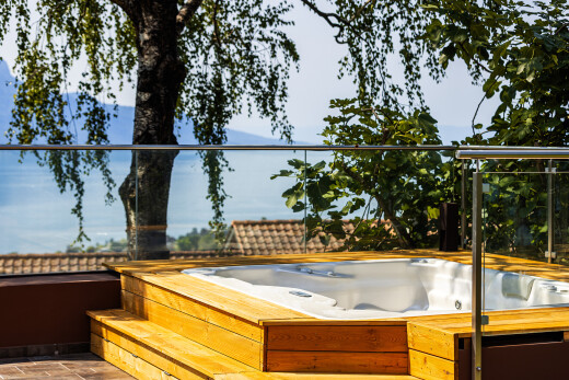 terrasse avec bain à remous