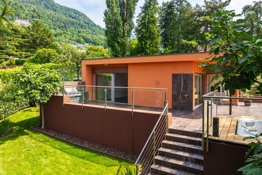 façade avec terrasse, bardage en stuc, property visible, day time, et vue sur la montagne