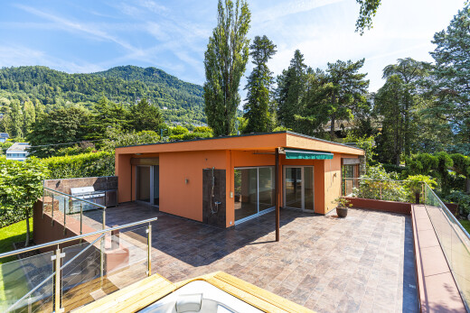 façade avec vue sur la montagne, mountain view, property visible, day time, et vue sur la forêt