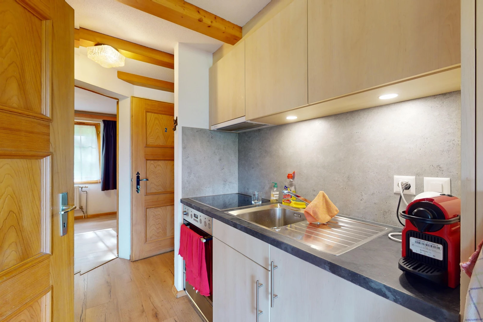 cuisine avec four, inside property, plafond à poutres, beamed ceiling, et sol en finition bois