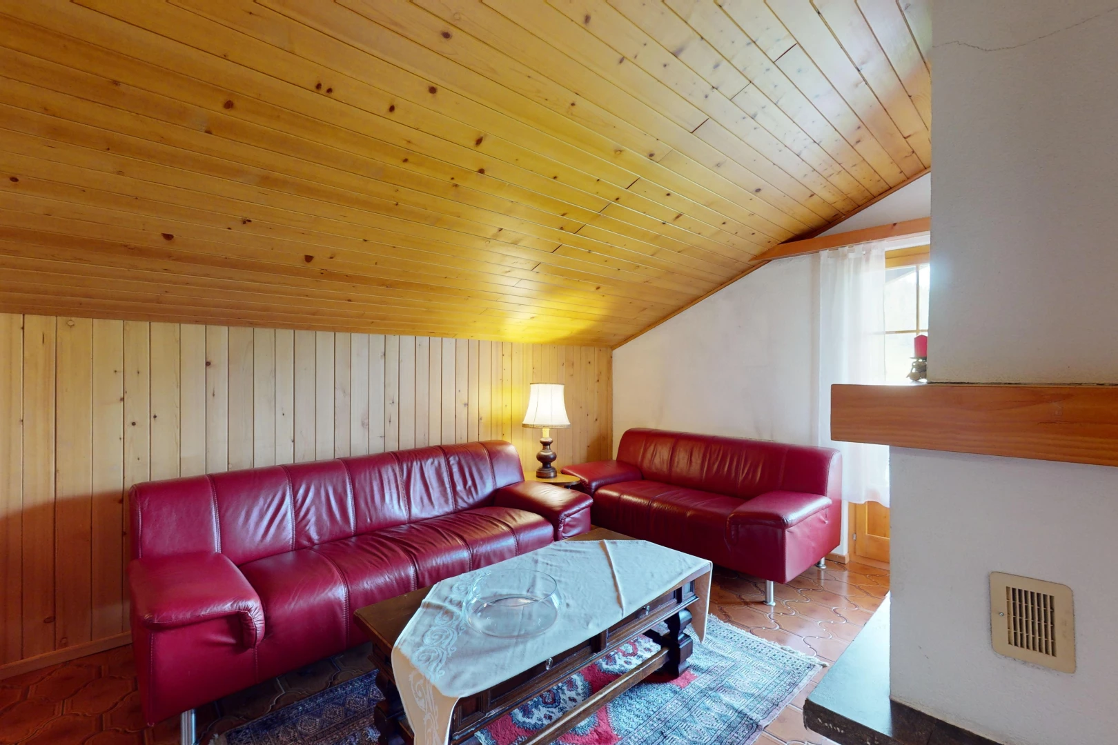 salon avec pièce supplémentaire, low ceiling, plafond bas, wood ceiling, et plafond en bois
