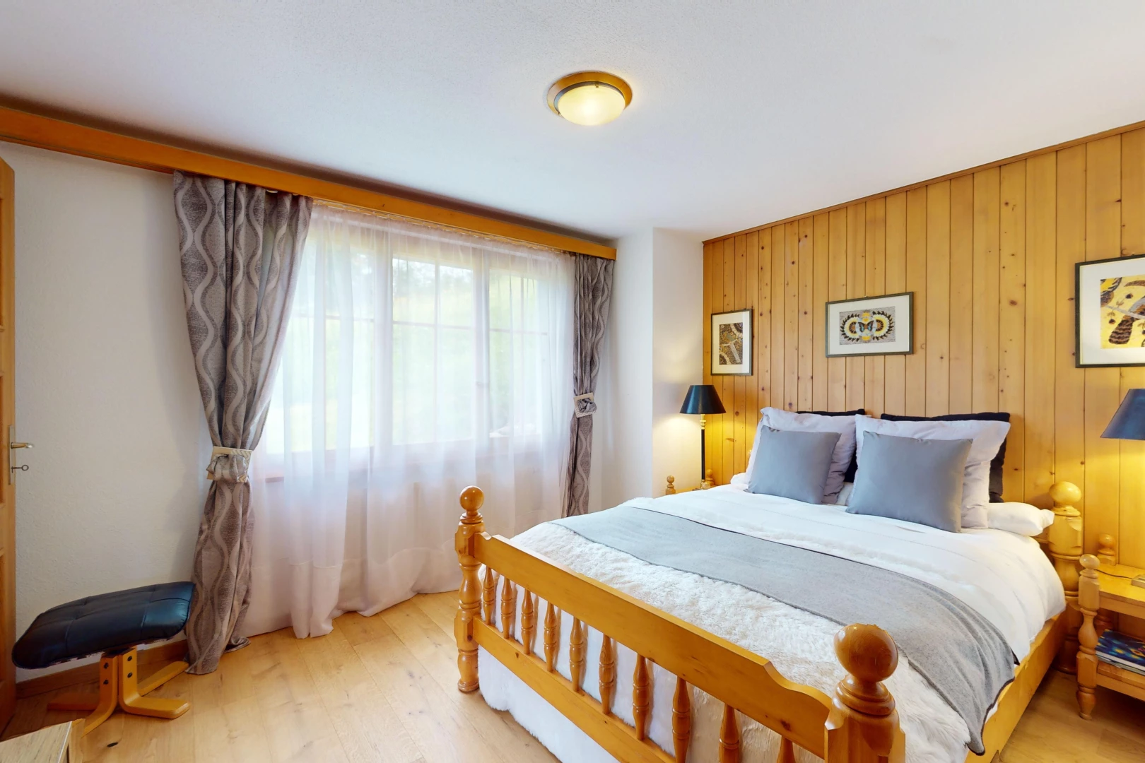 chambre avec lumière naturelle, natural light, inside property, mur en bois, et wood wall