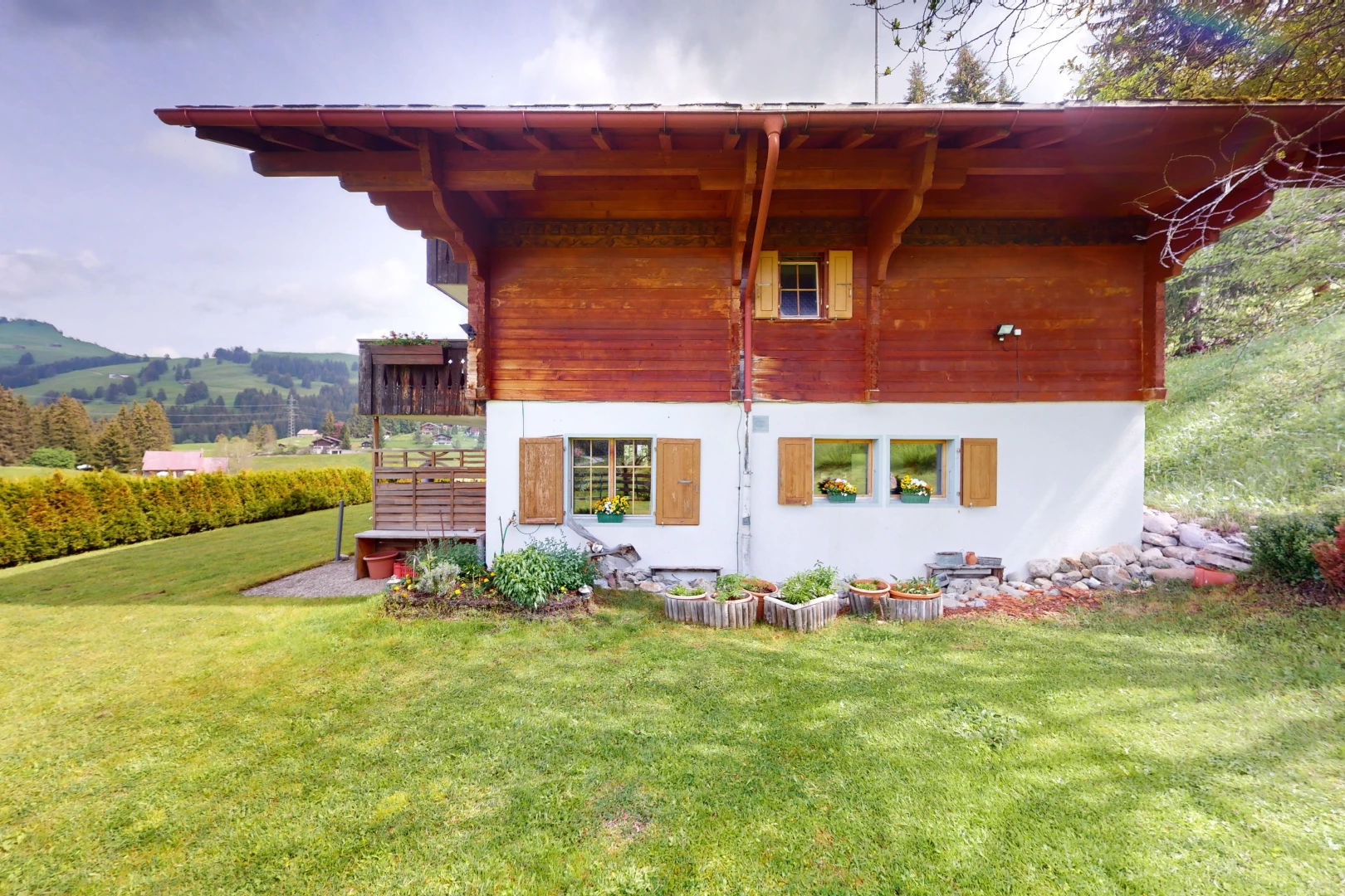 façade avec bardage en bois, bardage horizontal, pelouse, et property visible