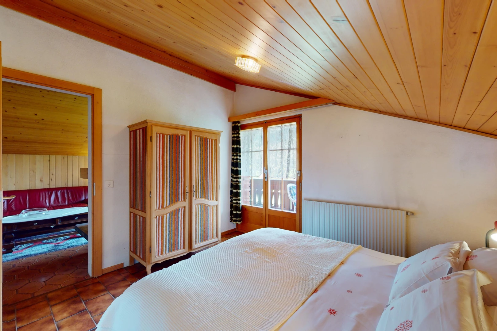 chambre avec natural light, lumière naturelle, vaulted ceiling, plafond voûté, et inside property