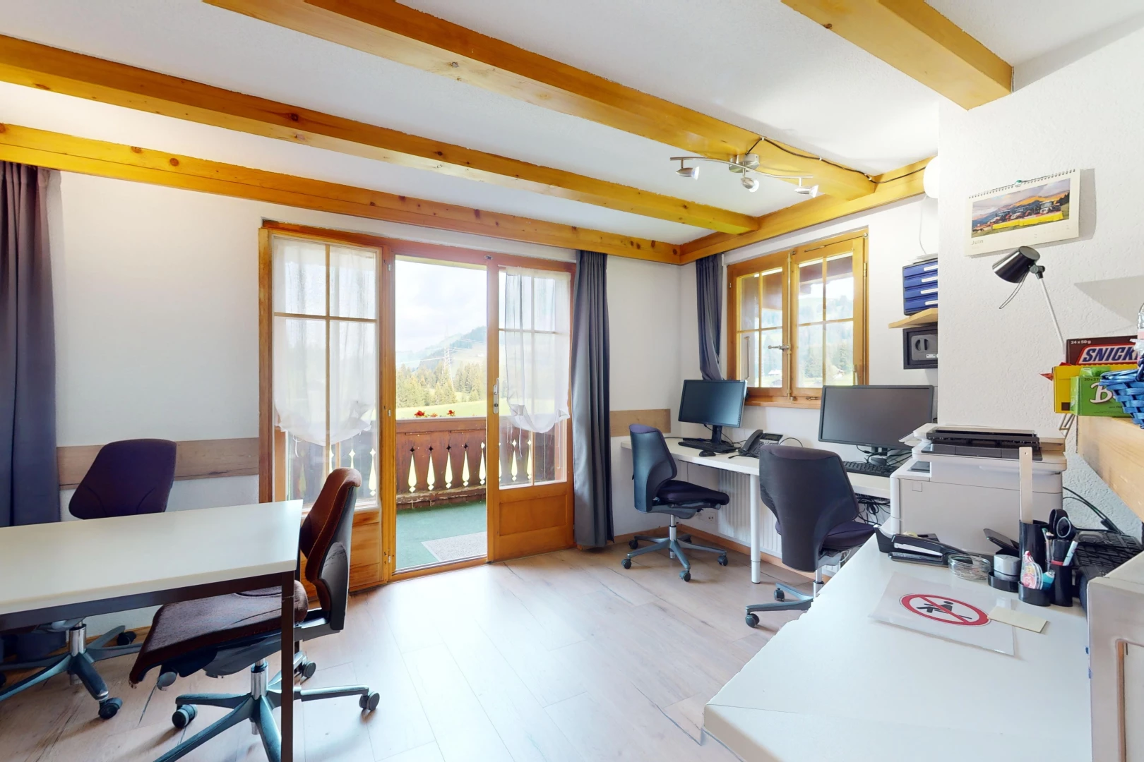 bureau avec télévision, inside property, lumière naturelle, natural light, et espace bureau